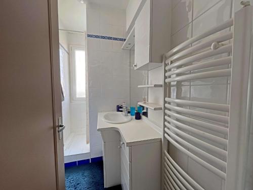 une salle de bain blanche avec un lavabo et une fenêtre dans l'établissement Magnifique T4 avec balcon et garage à Berck-Plage - FR-1-646-48, à Berck-sur-Mer