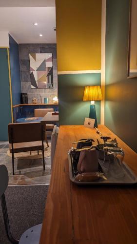 une table avec un sac assis au-dessus dans l'établissement Aux Écuries Des Pres, à Nogent-sur-Seine