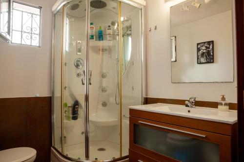 a bathroom with a shower and a sink at Casa de Eva en Matalascañas in Matalascañas