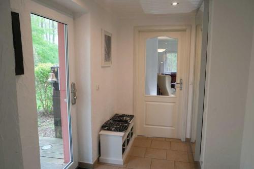 um corredor com um fogão e um espelho numa casa em Ferienhaus Erlengrund em Staphel