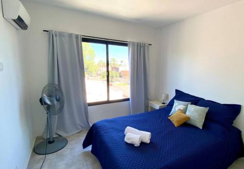 een slaapkamer met een blauw bed met twee knuffels erop bij .Amplio y completo depto en Morón in Morón