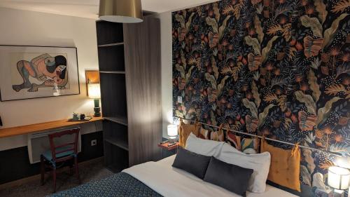 een hotelkamer met een bed en een bureau bij Aux Écuries Des Pres in Nogent-sur-Seine