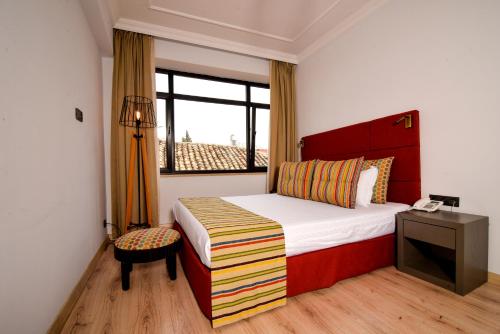 une chambre d'hôtel avec un lit et une fenêtre dans l'établissement Superb Flat with Balcony near Hadrian's Gate, à Antalya