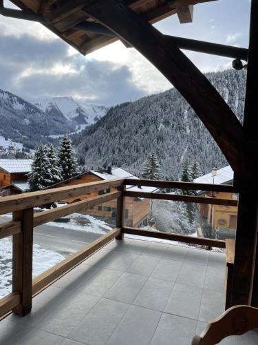 a balcony with a view of a mountain at Chalet L'Alpaga in Châtel