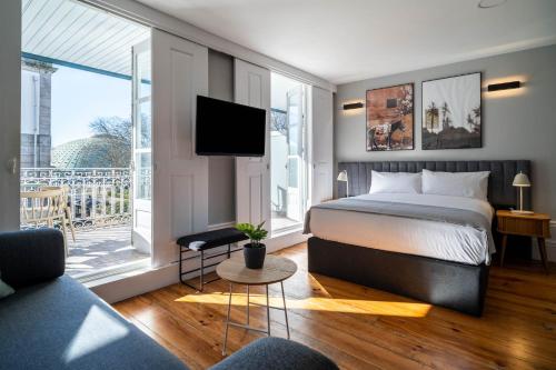 a hotel room with a bed and a tv at Limehome Porto Rua de Dom Manuel II in Porto