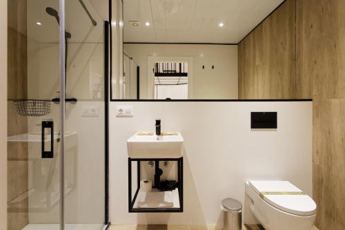 La salle de bains est pourvue d'un lavabo et de toilettes. dans l'établissement Green House Hotel, à Barcelone