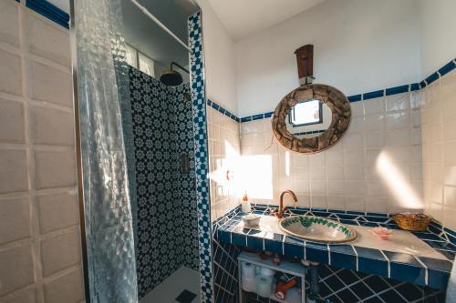 a bathroom with a sink and a shower at La Casita de los Cactus in Armilla