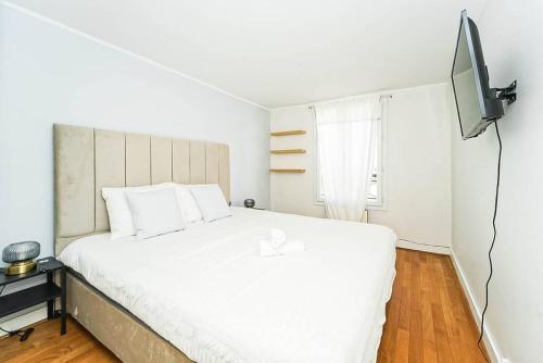 Tempat tidur dalam kamar di Champs Élysée - Paris