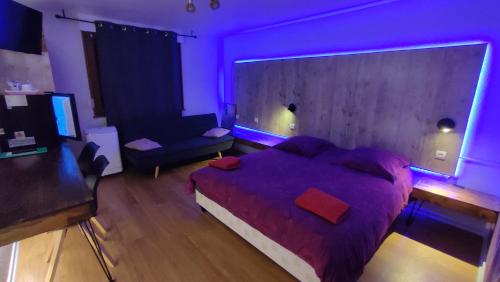 Ένα ή περισσότερα κρεβάτια σε δωμάτιο στο Logis Auberge de la Poirie