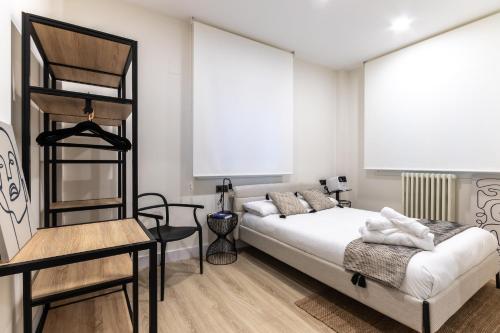 ein Schlafzimmer mit einem Bett und einem Etagenbett in der Unterkunft El Kallejón By Kabia Gestión in Bilbao