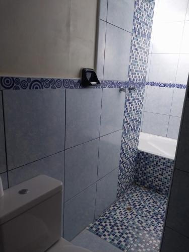 een badkamer met een douche, een toilet en een wastafel bij Monte Gocta in Valera