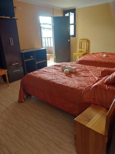 a hotel room with two beds and a table at Monte Gocta in Valera