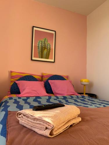 een slaapkamer met een bed met een cactus erop bij La confiserie , vierzon , proche gare , tout confort in Vierzon