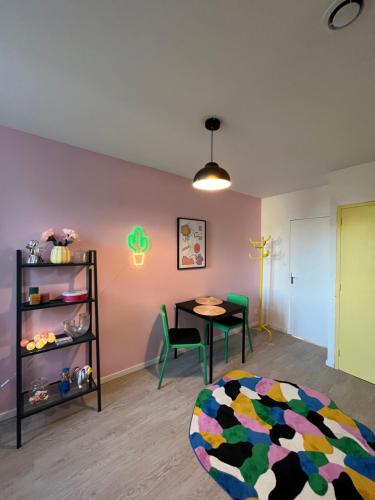 une pièce avec une table et une salle à manger dans l'établissement La confiserie , vierzon , proche gare , tout confort, à Vierzon