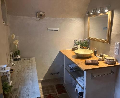 オリオールにあるBastide en Provenceのバスルーム(洗面台、鏡付)