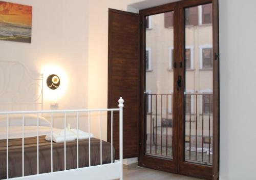 - une chambre avec un lit et une porte coulissante en verre dans l'établissement Casa nel Centro di Avellino, à Avellino