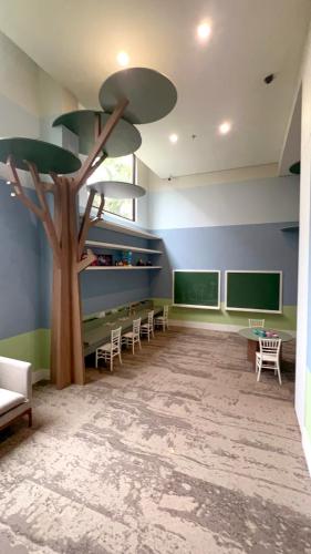 a classroom with a tree and tables and chairs at DoubleTree by Hilton - Resort - Foz do Iguaçu in Foz do Iguaçu