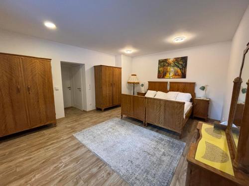 Duży pokój z łóżkiem i drewnianymi meblami w obiekcie Ruhepol in den Voralpen 
