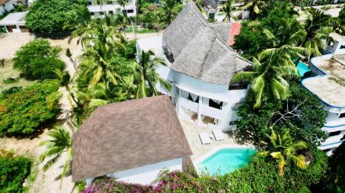 uma vista aérea de um resort com uma piscina em Dream Luxury B&b Watamu em Watamu