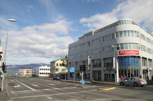 een gebouw in een stadsstraat met een verkeerslicht bij 101 Guesthouse Hotel in Reykjavík