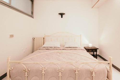 A bed or beds in a room at Casa Gioiosa - Lakeside Leisure & Business