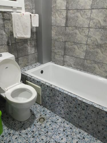 Das Bad ist mit einem WC und einer Badewanne ausgestattet. in der Unterkunft Marilyn hotel 