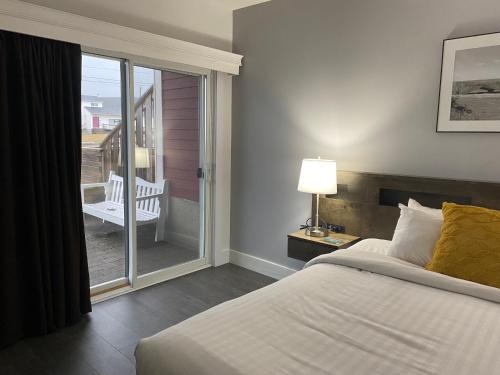 Una cama o camas en una habitación de Ocean View Hotel
