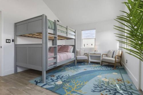 ein Schlafzimmer mit einem Etagenbett und einem Schreibtisch in der Unterkunft B is for Beacon in St. Augustine