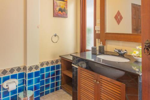 Bali Haven 3BR PrivatePool Villa في جنوب باتايا: حمام مع حوض ومرآة