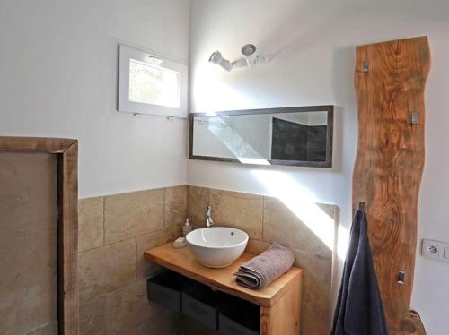 y baño con lavabo sobre una mesa de madera. en Maison à Flayosc, entre la mer et le Verdon., en Flayosc