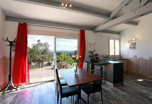 un salon avec une table et un piano dans l'établissement Maison à Flayosc, entre la mer et le Verdon., à Flayosc