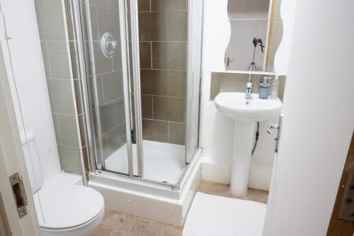 een badkamer met een douche, een toilet en een wastafel bij Spacious 2 Bedroom City Centre Apartment by Cloud Suites in Manchester