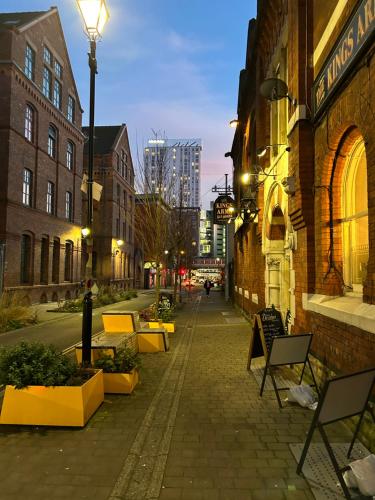 een straat met banken en een straatlicht bij Spacious 2 Bedroom City Centre Apartment by Cloud Suites in Manchester