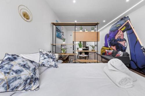 Schlafzimmer mit einem Bett mit Wandgemälde in der Unterkunft Serviced Apartment Golders Green Near Central London- 3 in London