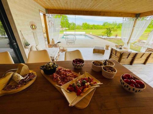 Photo de la galerie de l'établissement Villa avec piscine en campagne !, à Issigeac