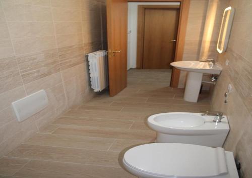 La salle de bains est pourvue de toilettes et d'un lavabo. dans l'établissement Casa nel Centro di Avellino, à Avellino