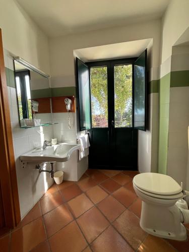 y baño con aseo y lavamanos. en Casale Delle Arti, en Mosciano SantʼAngelo