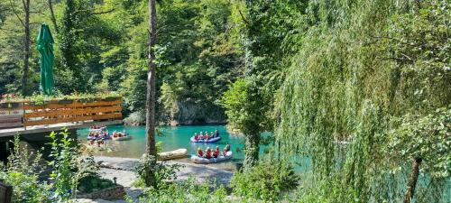 フォチャにあるRafting Camp Encijanのギャラリーの写真