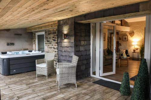 Fotografie z fotogalerie ubytování Tanyard Barn - Luxury Hot Tub & Secure Dog Field Included v destinaci Old Glossop