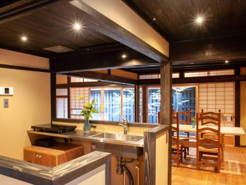 cocina con fregadero y encimera en RITA Izumo Sagiura, en Izumo