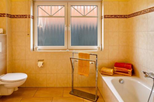 Bilik mandi di Mediterranes Flair mit Seeblick
