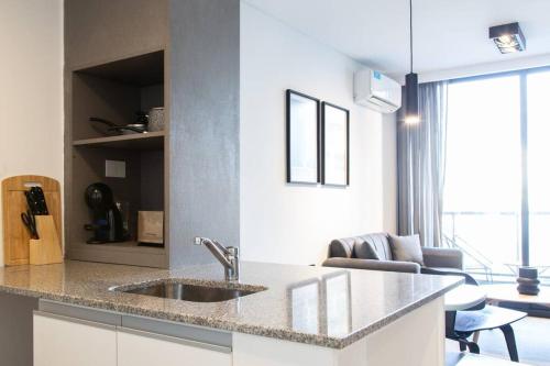 布宜諾斯艾利斯的住宿－Olmo Deluxe Loft Apartment，一个带水槽的厨房和一间客厅