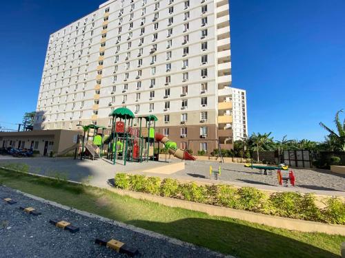Lapu Lapu CityにあるCozy Pool and Seaview Condo in Cebu with Balcony near Mactan Airportの大きな建物前の遊び場