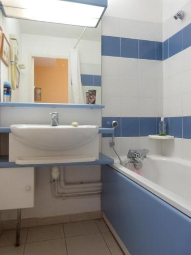 une salle de bain avec un lavabo, une baignoire et un miroir dans l'établissement GASQUEN - Golfe de St-Tropez - Aux Marines de Gassin Duplex pour 7 personnes, à Gassin