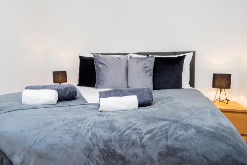 a large bed with two pillows on top of it at Cosy Apartment near Nottingham City Centre in Nottingham