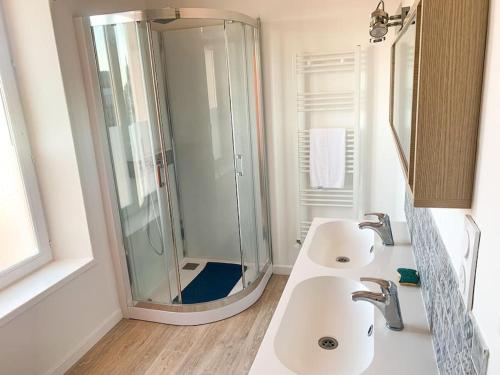 une salle de bain avec deux lavabos et une douche en verre dans l'établissement Grande maison idéalement située: Les Arômes, à Wimereux