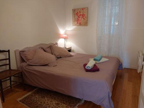 - une chambre avec un lit et un livre dans l'établissement Heliotropes T3 avec terrasse -Axelle Loc'Appart, au Cannet