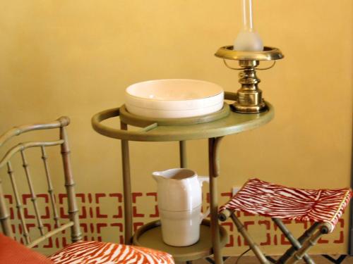 Rieux-MinervoisにあるLes Chambres des Damesのランプの横に盛り付けのテーブル