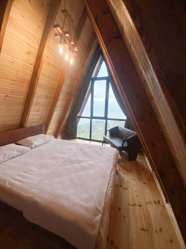 een bed in een kamer met een raam bij Meşede Kal Bungalov 