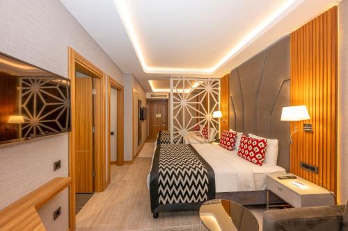 um quarto de hotel com uma cama e um sofá em Ramada Encore by Wyndham Istanbul Sisli em Istambul